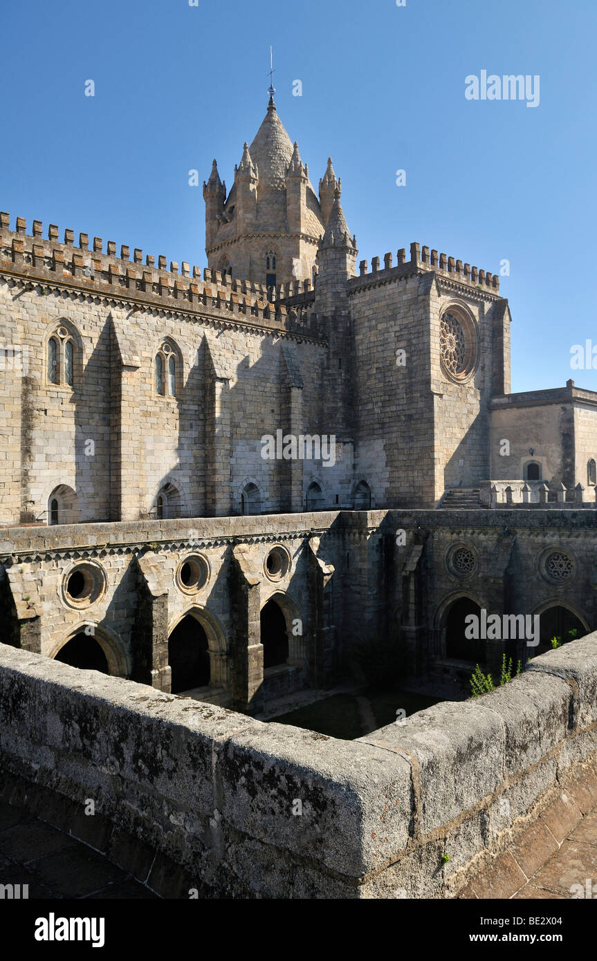 Gothic cloister and the Basilica Se Catedral de Nossa Senhora da Assuncao cathedral, Evora, UNESCO World Heritage Site, Alentej Stock Photo