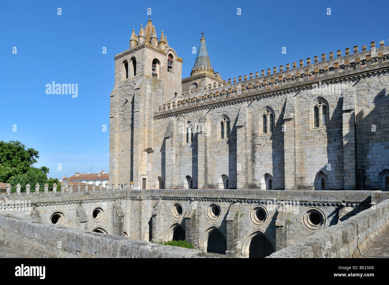 Gothic cloister and the Basilica Se Catedral de Nossa Senhora da Assuncao cathedral, Evora, UNESCO World Heritage Site, Alentej Stock Photo