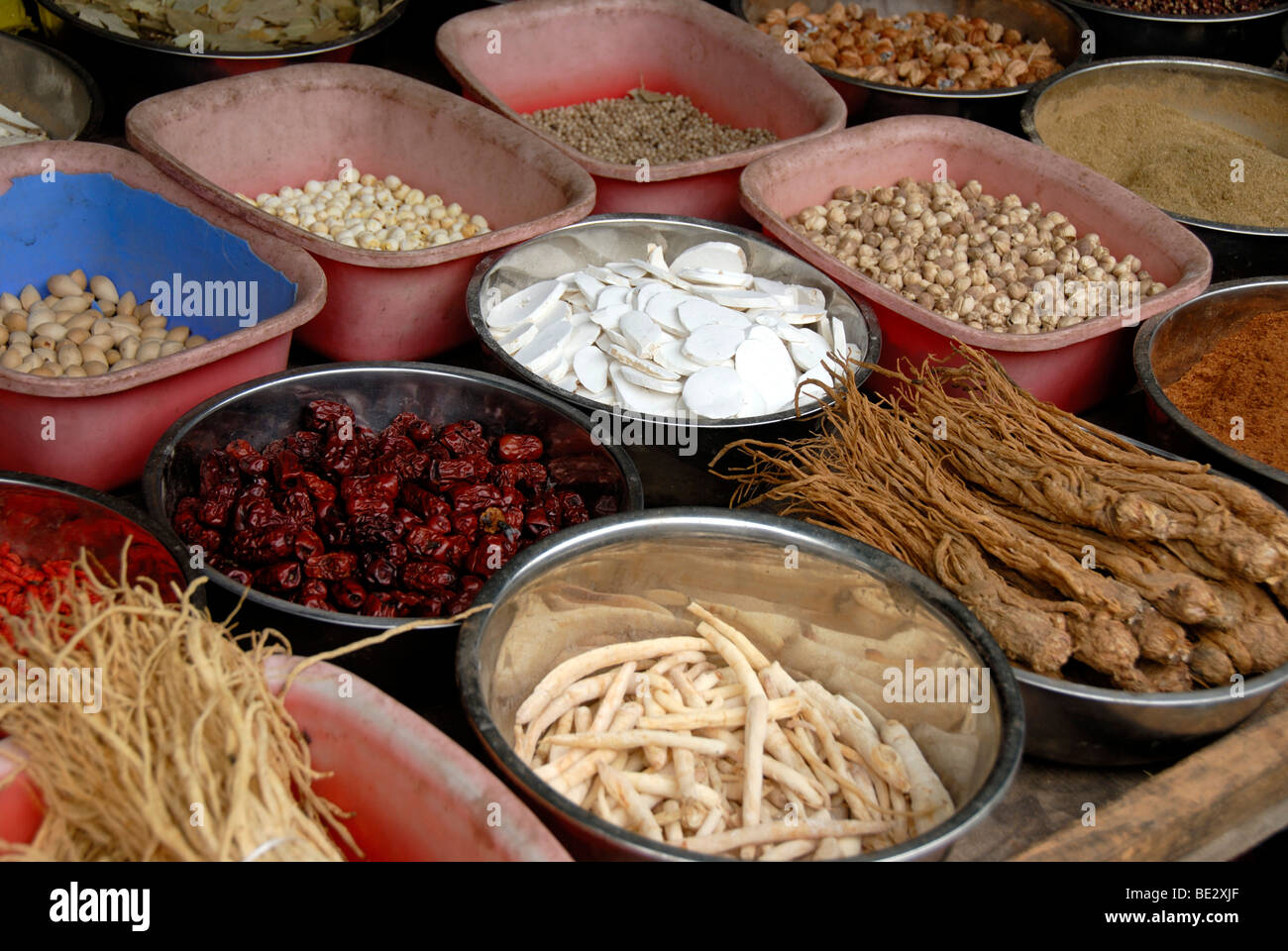 Market, produce for sale at a market stand, display, Chinese herbs and roots, Lijiang, Yunnan Province, People's Republic of Ch Stock Photo