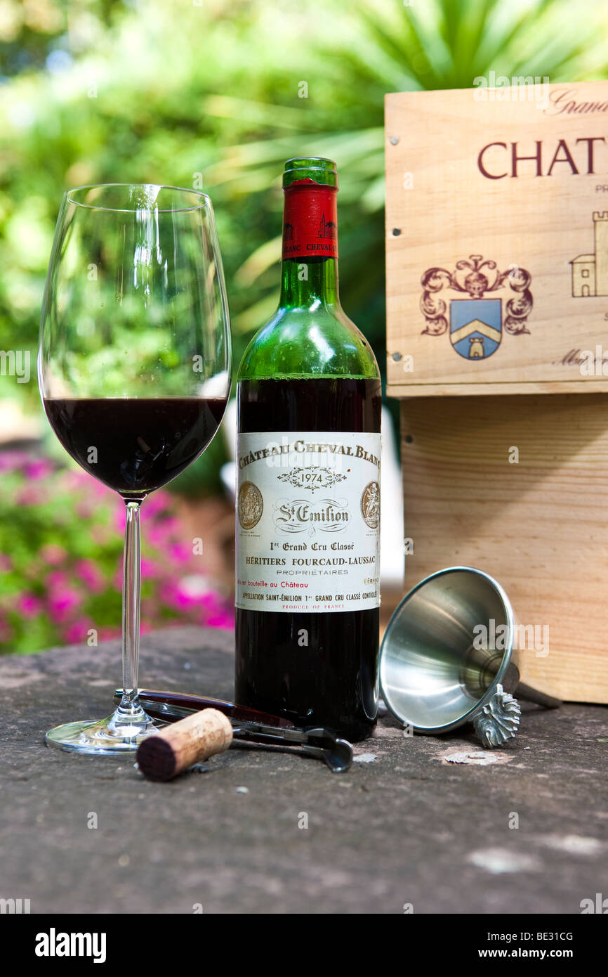 Chateau Cheval Blanc, 1 er Grand Cru Classe, St Emilion, Grand Vin de Bordeaux Bordeaux glass, cork, sommelier cutlery Stock Photo