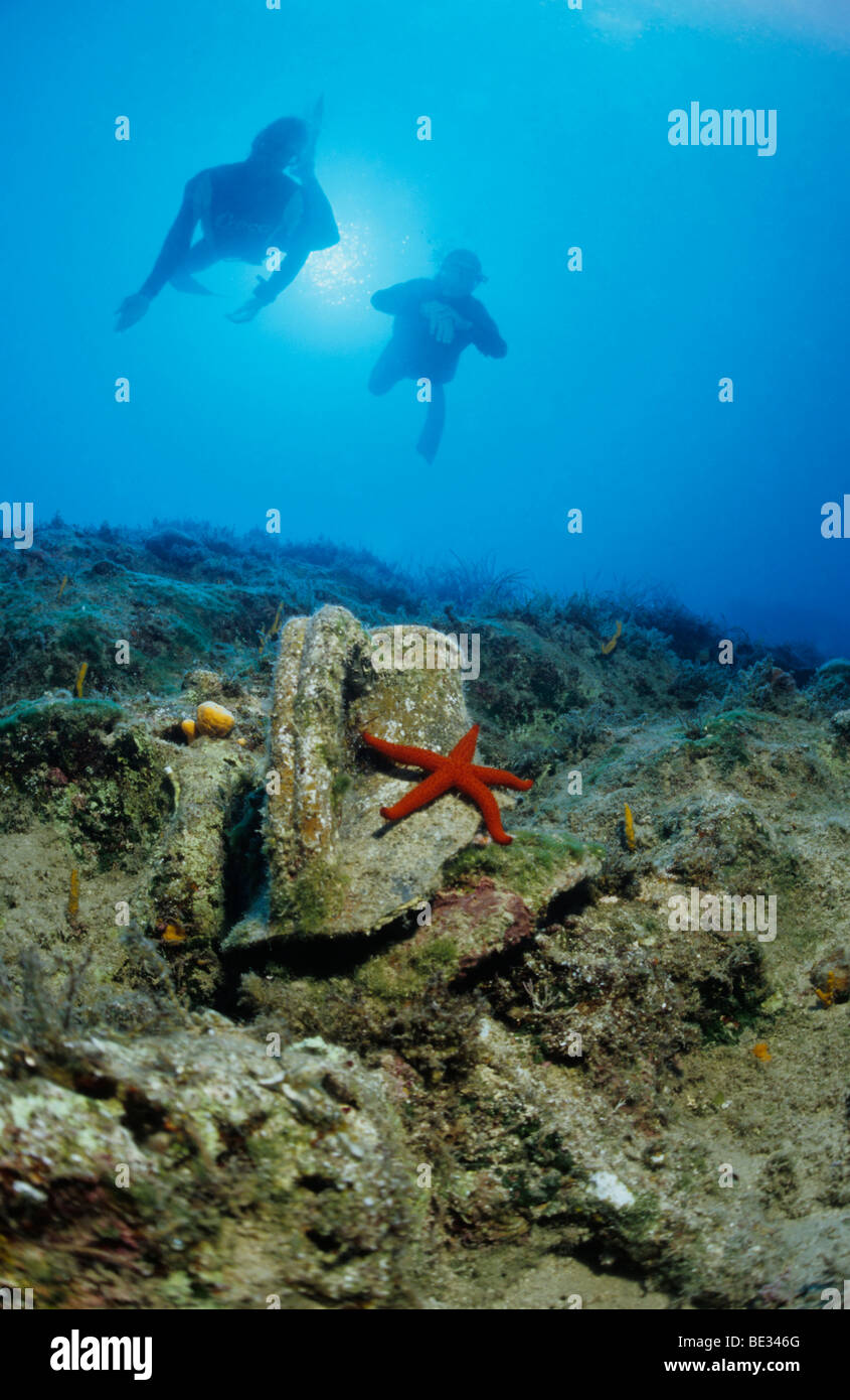 Apnoe Divers discover Amphora, Sarigerme, Aegean Sea, Mediterranean Sea, Turkey Stock Photo