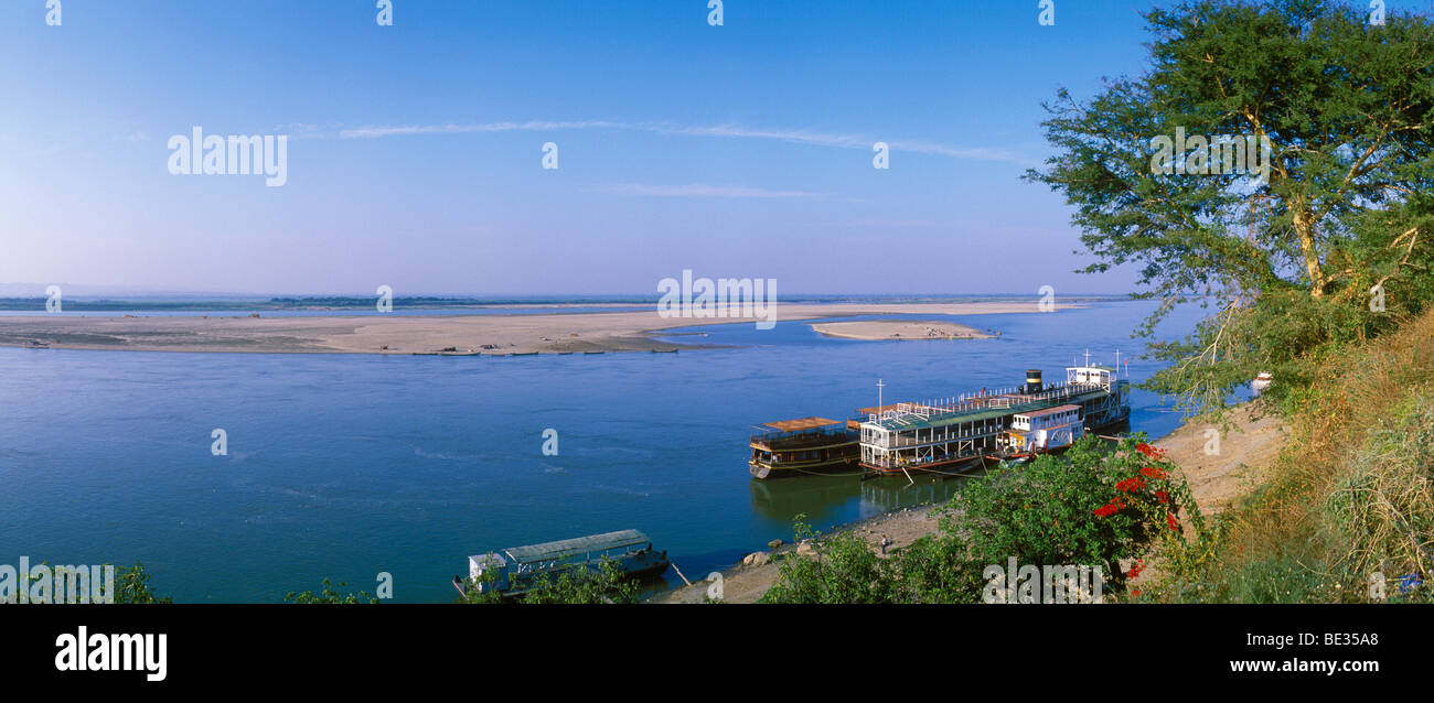 River steamer on the Ayeyarwady River, Irrawaddy, Bagan, Pagan, Burma, Myanmar, Asia Stock Photo