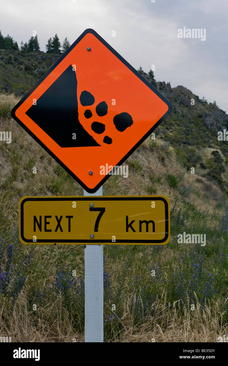 Verkehrsschild Caution falling rocks, Aviemore, South Island, New Zealand Stock Photo