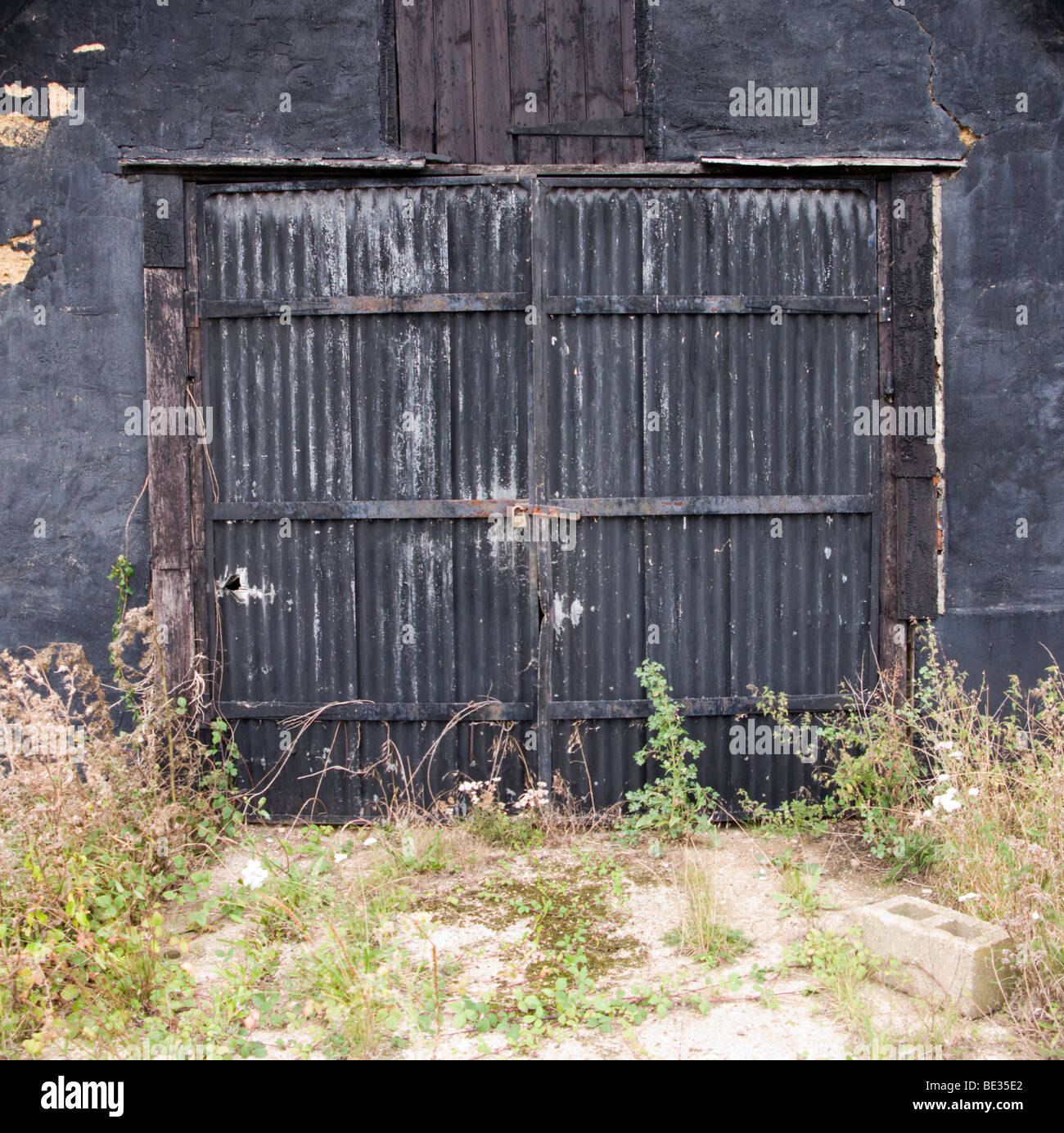 Shed doors hi-res stock photography and images - Alamy