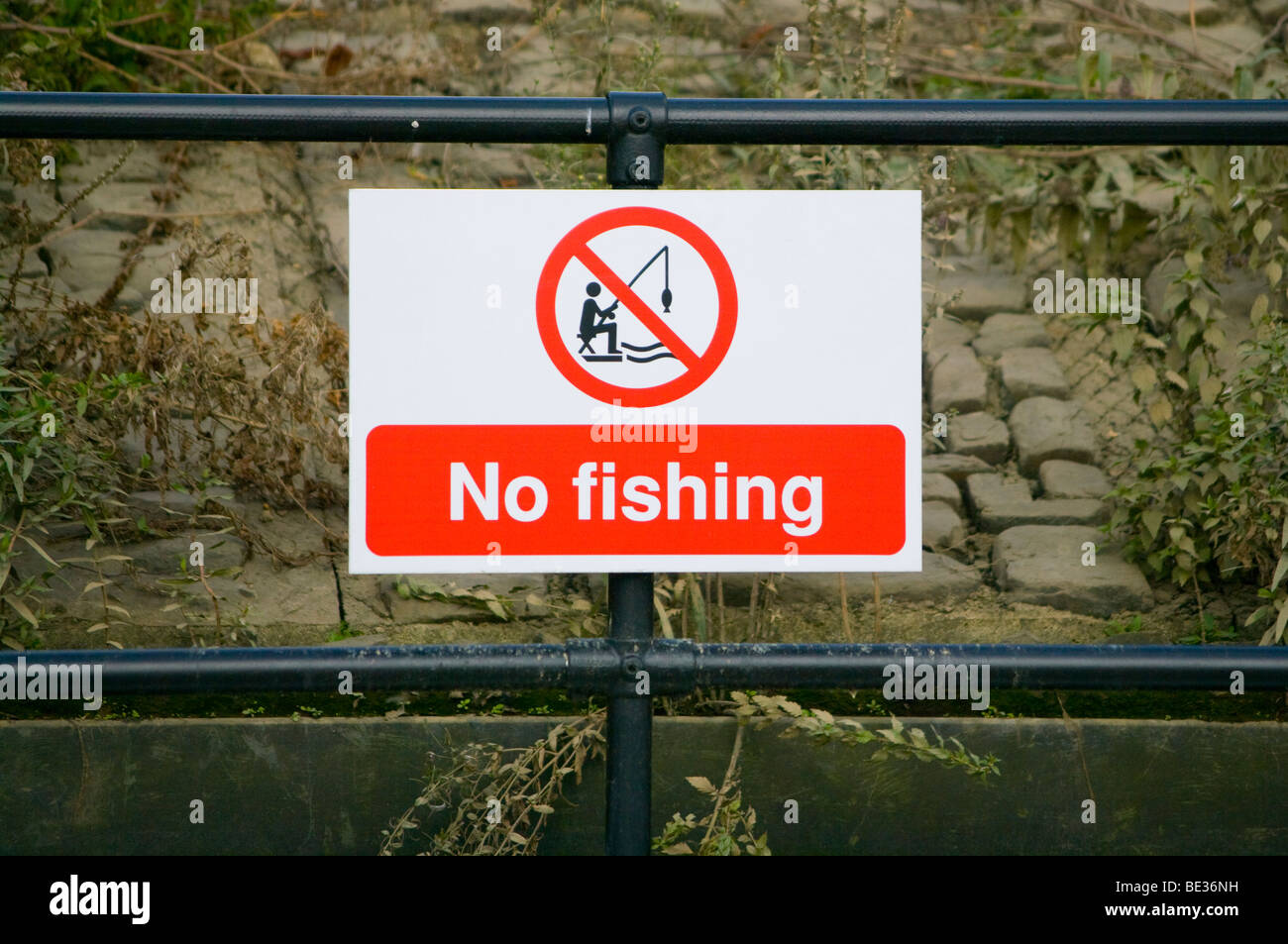 No fishing sign signs hi-res stock photography and images - Alamy