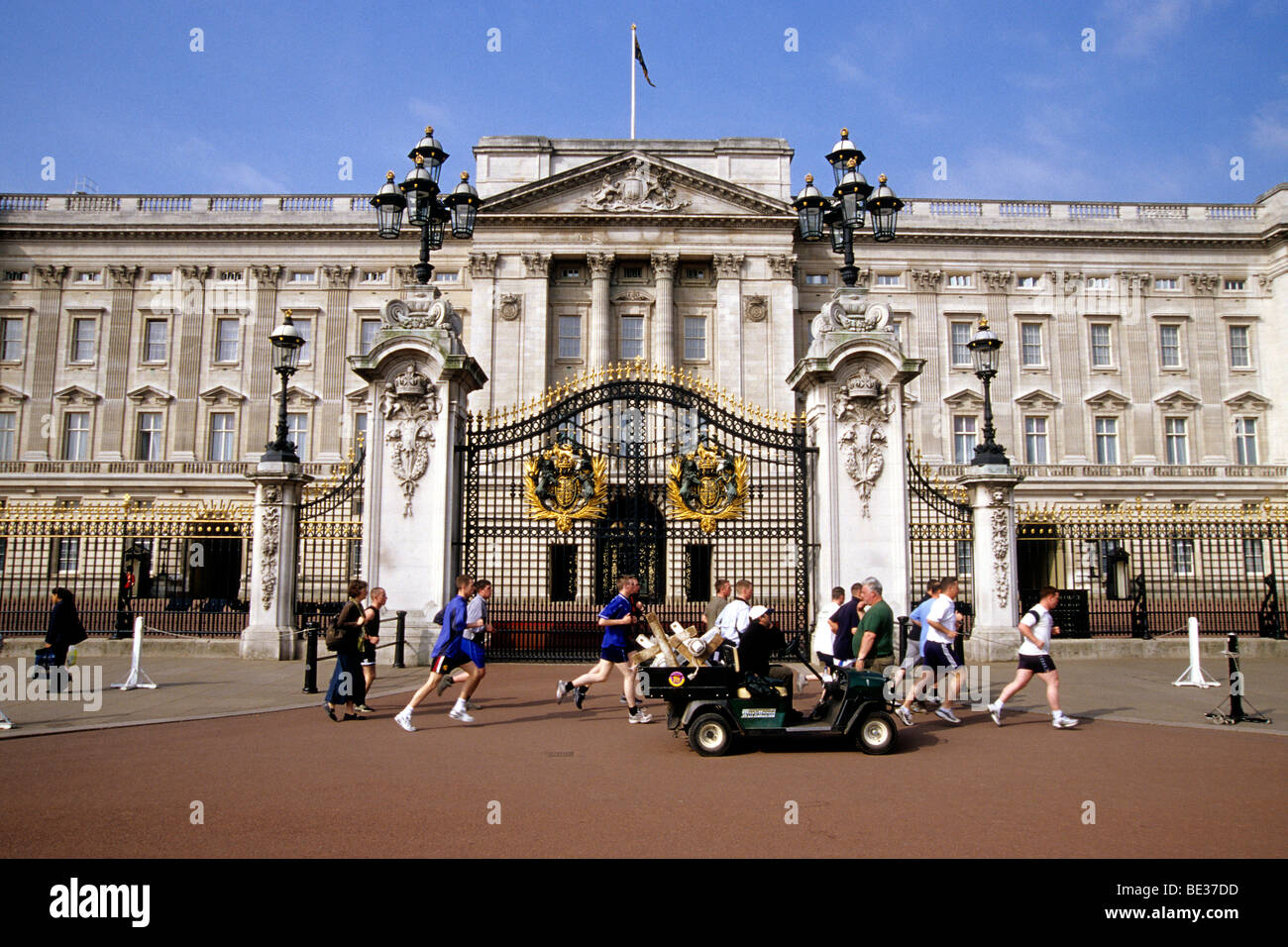 Royal Palace, Buckingham Palace, joggers passing the main gate, London, England, UK, Europe Stock Photo