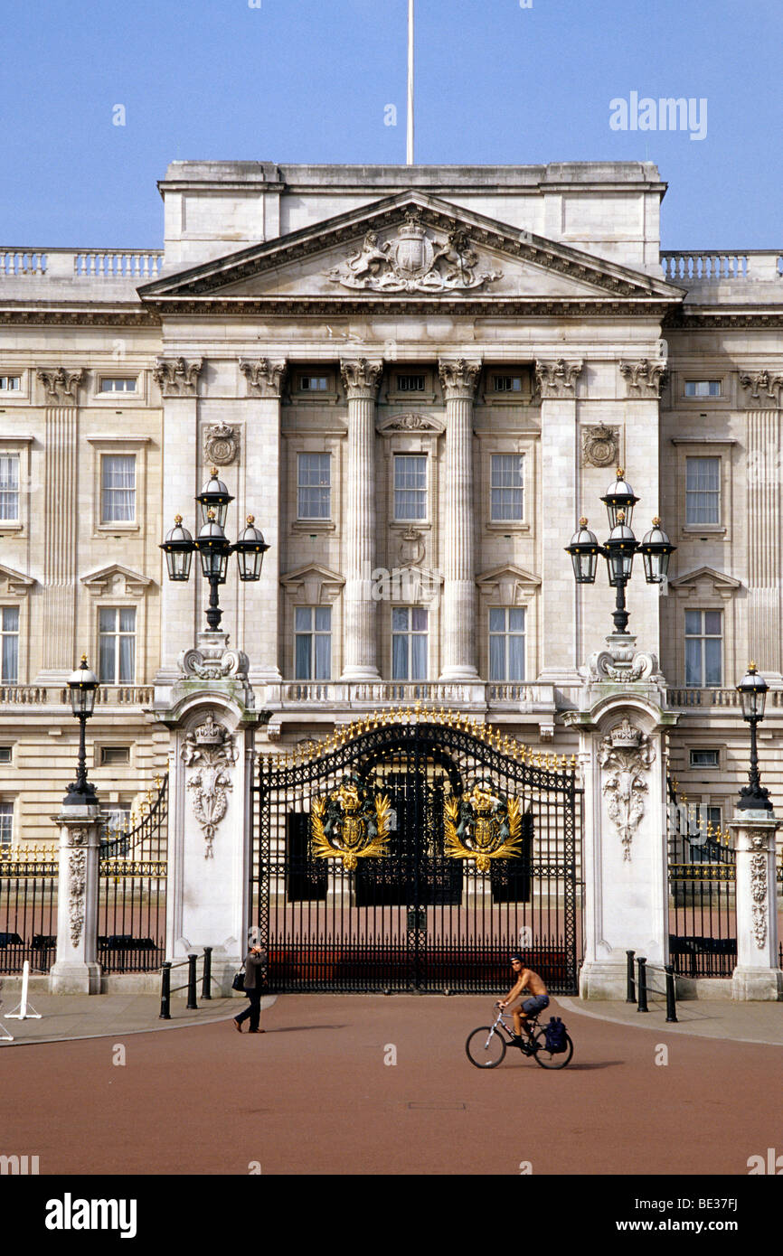 Royal Palace, Buckingham Palace, cyclist passing the main gate, London, England, UK, Europe Stock Photo