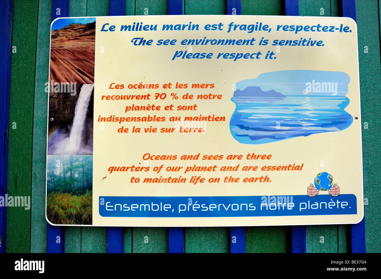 Canet-en-Roussillon, France, Environmental Sign on Beach, 'Protect the Environment', Bi-Lingual French English Stock Photo