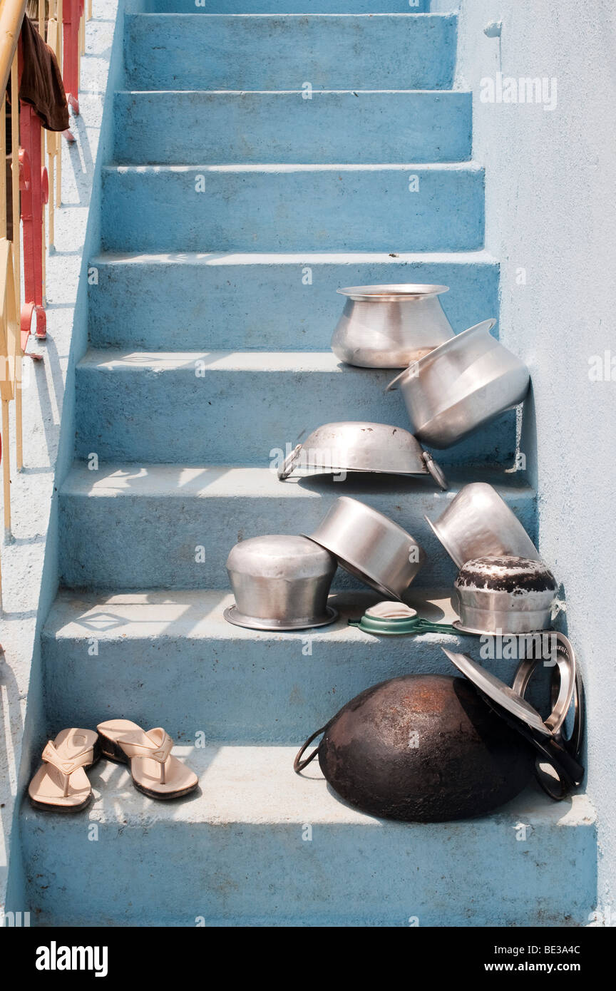 https://c8.alamy.com/comp/BE3A4C/indian-cooking-pots-left-in-the-sun-to-dry-on-the-staircase-of-an-BE3A4C.jpg