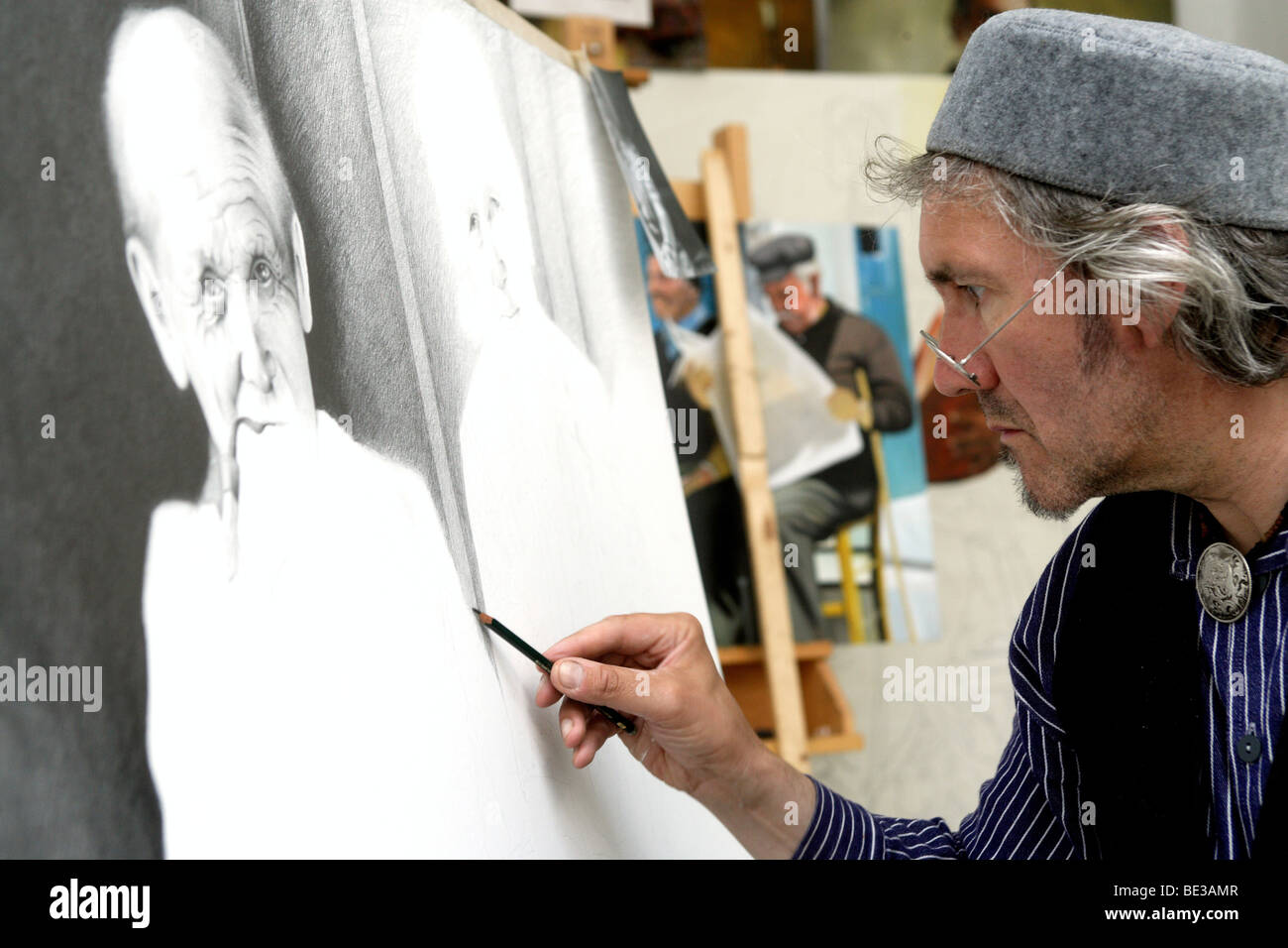 The painter Heribert Elzer working on a portrait in his studio in Andernach, Rhineland-Palatinate, Germany, Europe Stock Photo