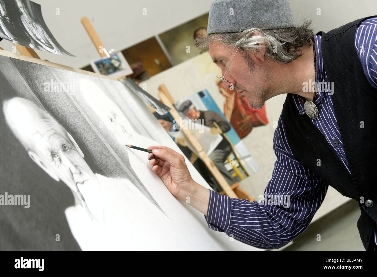 The painter Heribert Elzer working on a portrait in his studio in Andernach, Rhineland-Palatinate, Germany, Europe Stock Photo