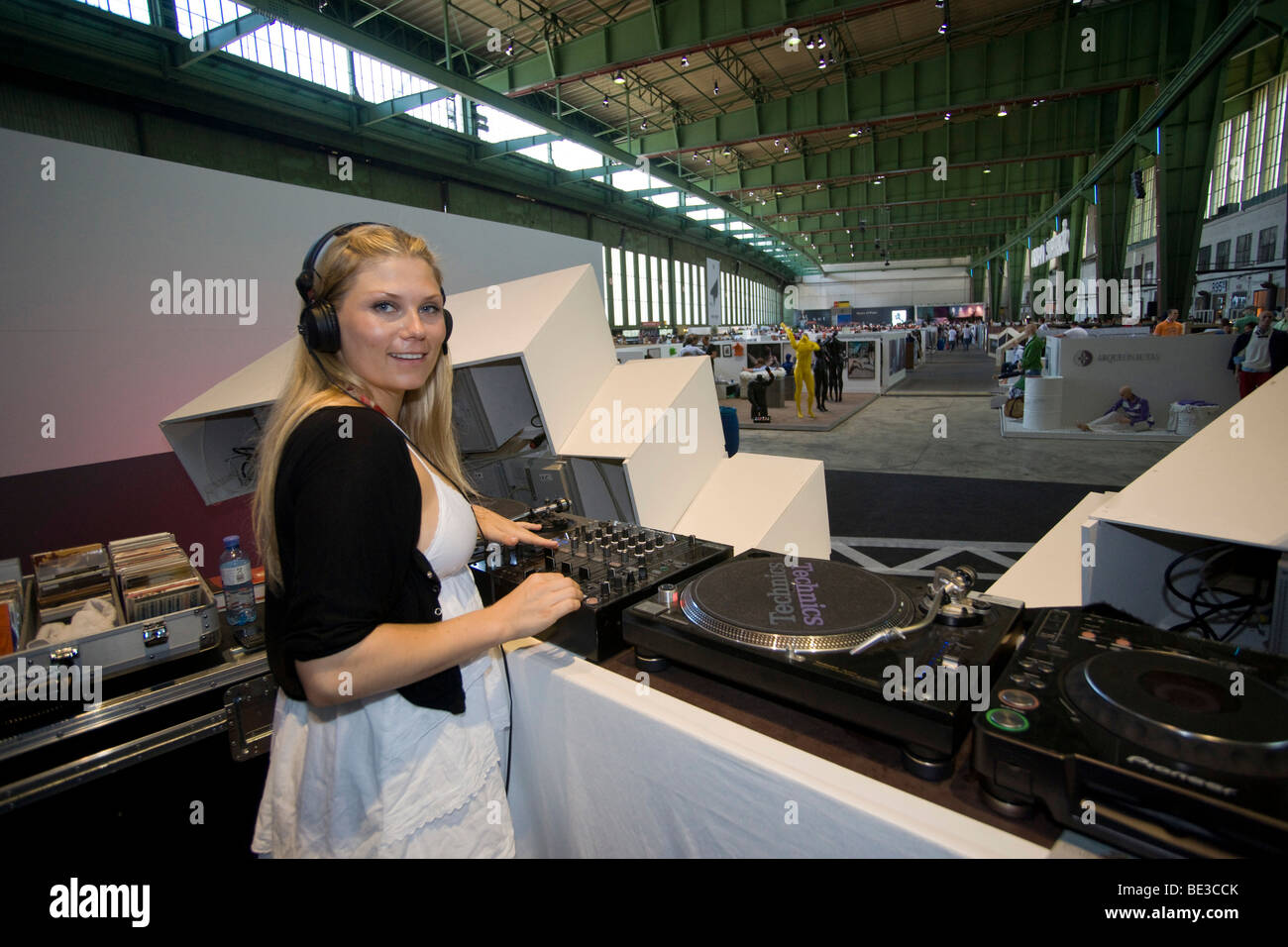 Leslie Mann, presenter at Jazz Radio Berlin at the fashion trade show 2009  at the former airport Tempelhof, Berlin, Germany Stock Photo - Alamy