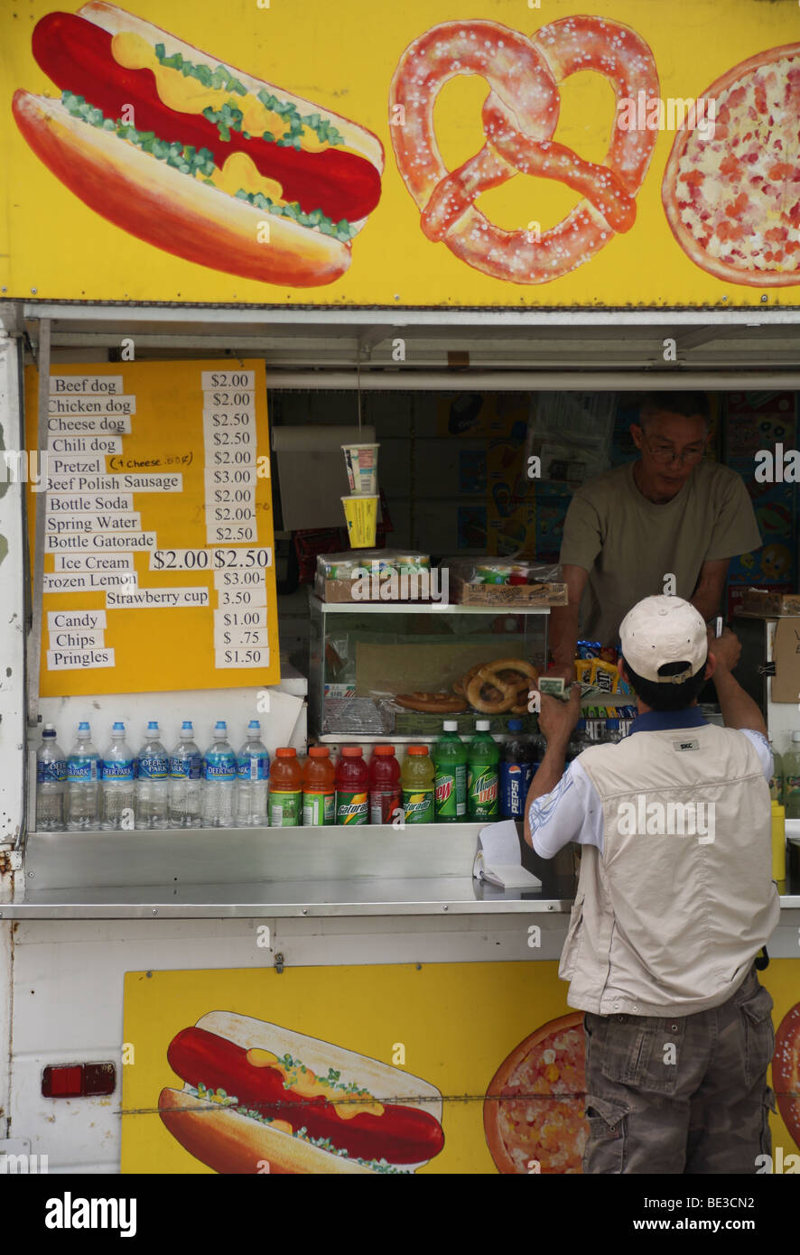 Vendor food cart hi-res stock photography and images - Alamy