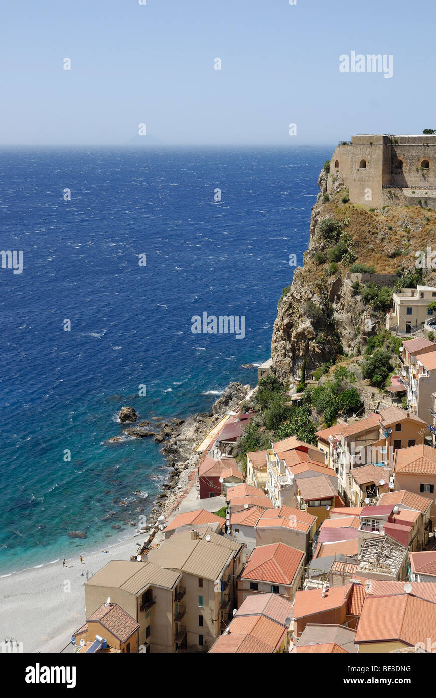 Houses and fort built on a stone cliff, on the Tyrrhenian Sea, Scilla, Calabria, South Italy, Europe Stock Photo