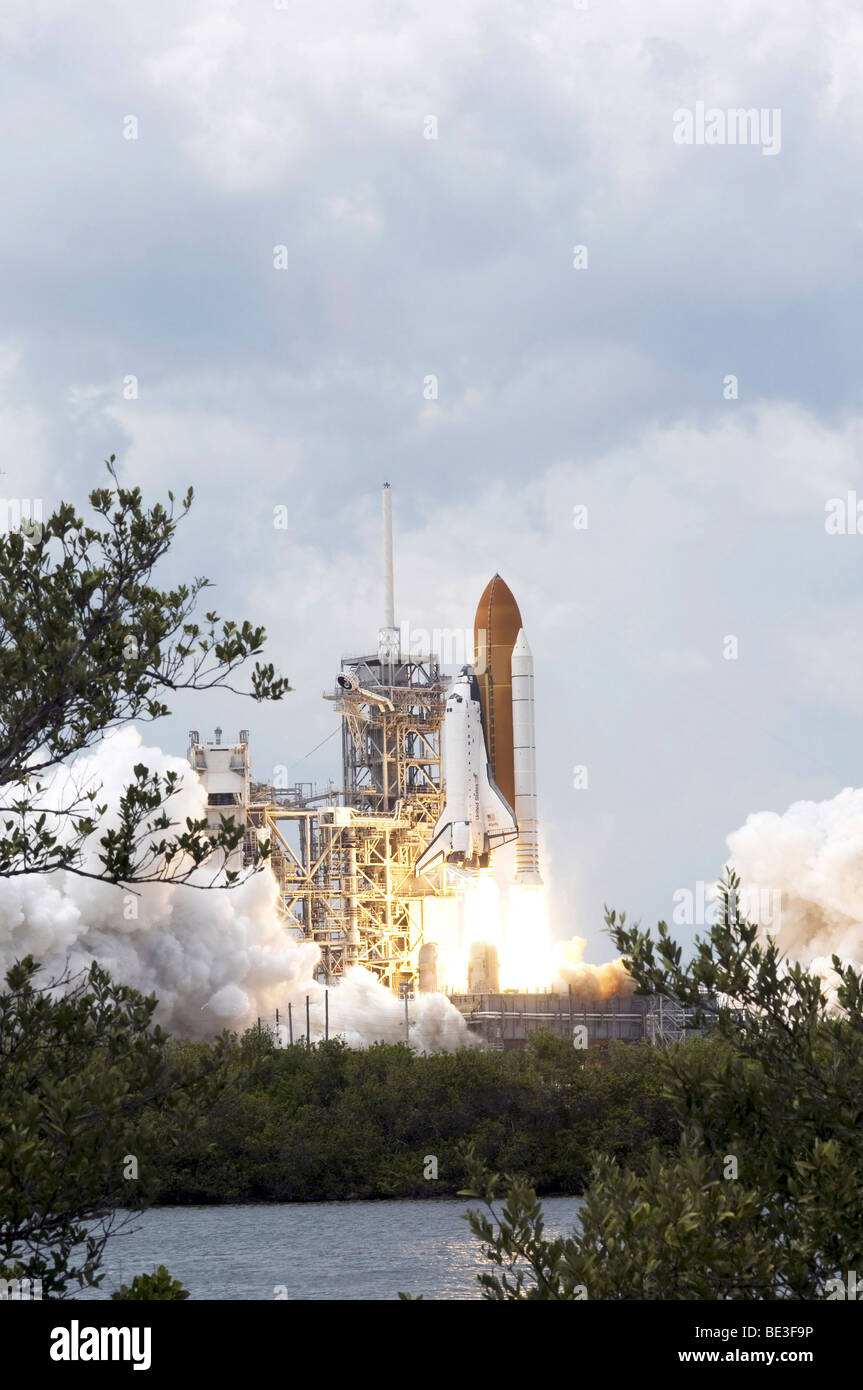 Space Shuttle Atlantis lifts off from its launch pad toward Earth orbit ...
