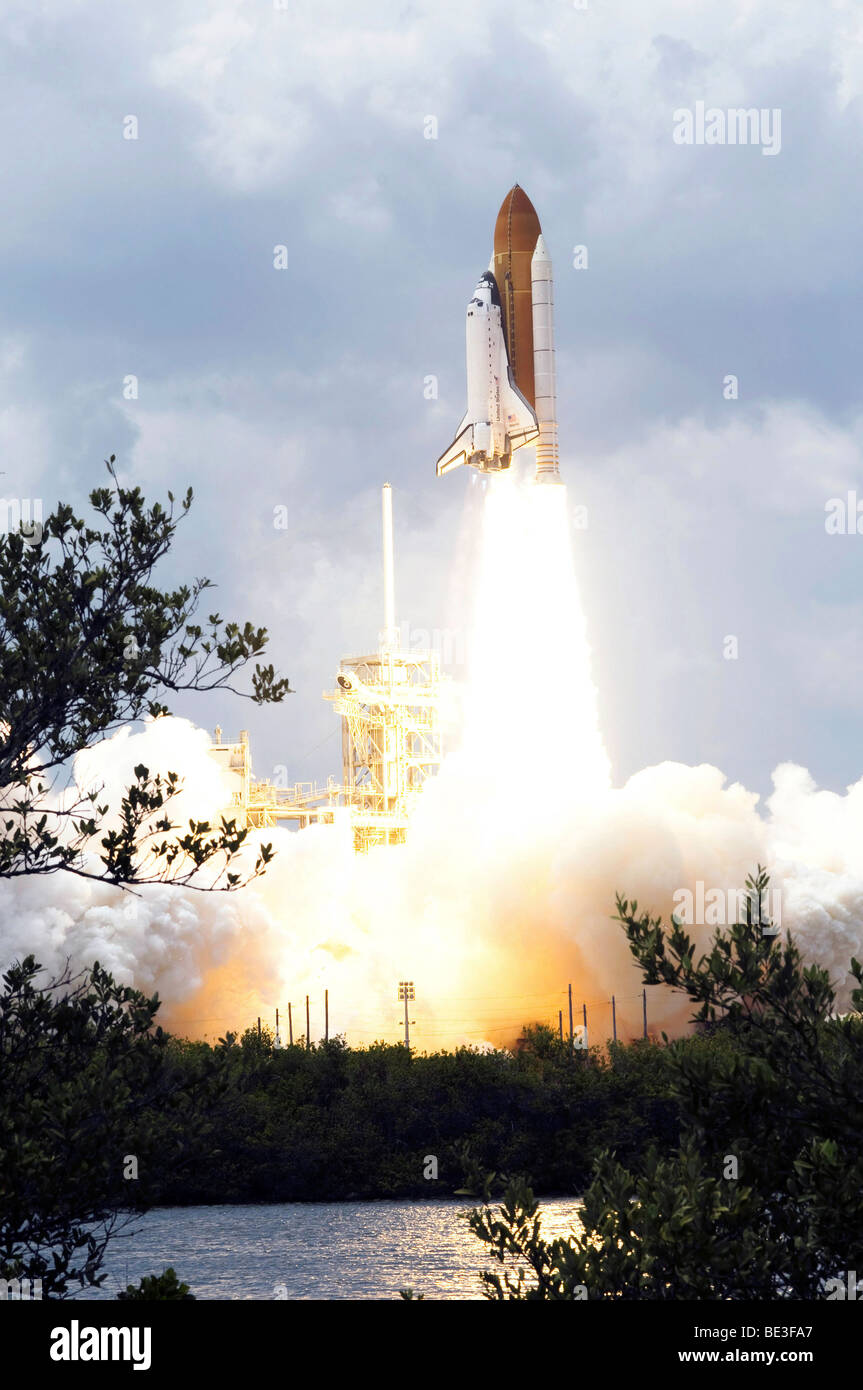 Space Shuttle Atlantis lifts off from its launch pad toward Earth orbit. Stock Photo