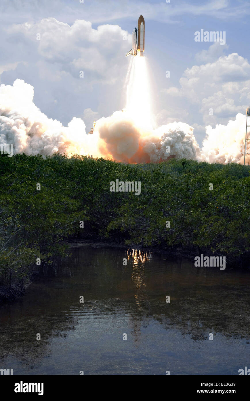 Space Shuttle Atlantis lifts off from its launch pad Stock Photo - Alamy