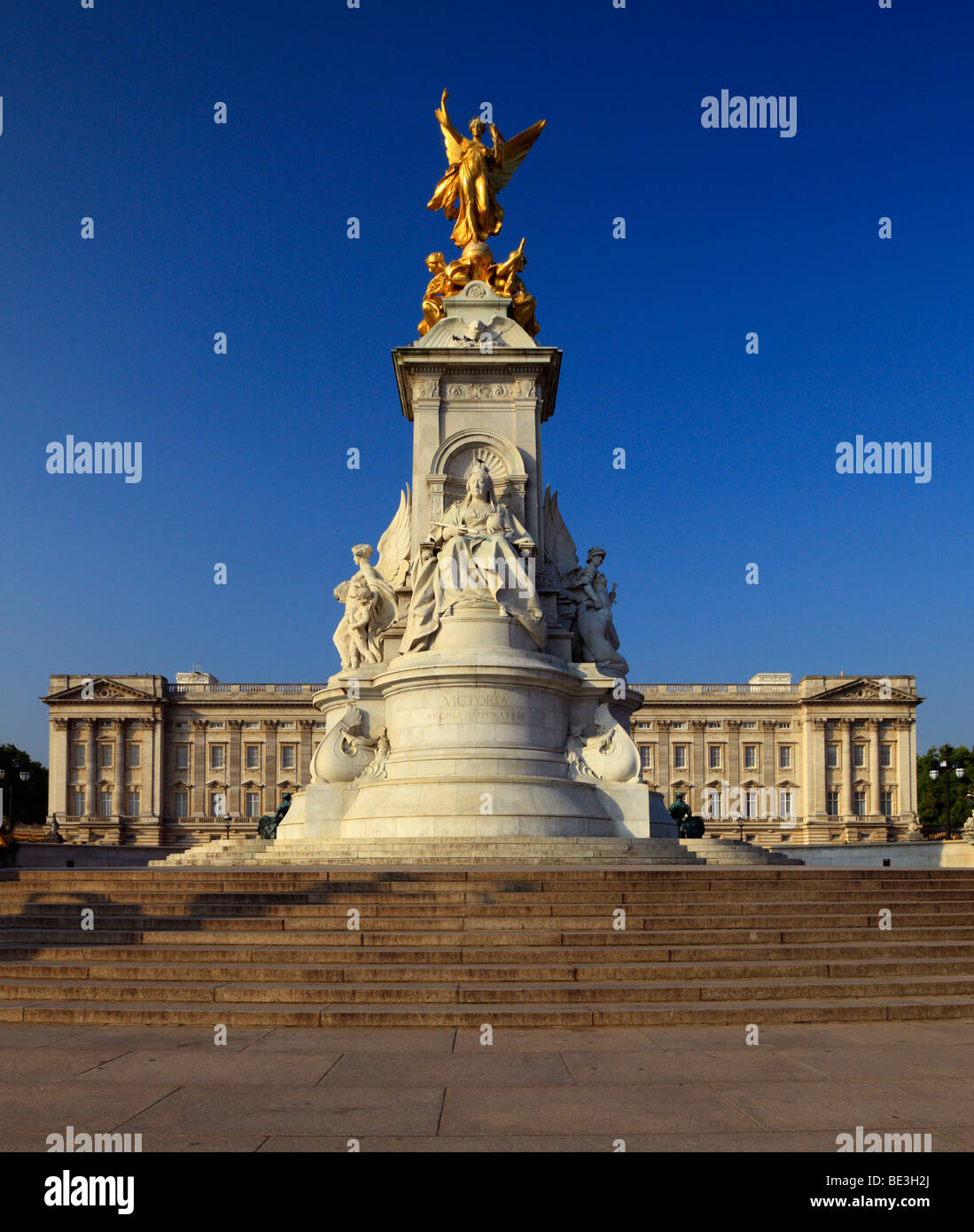 Buckingham palace statue hires stock photography and images Alamy
