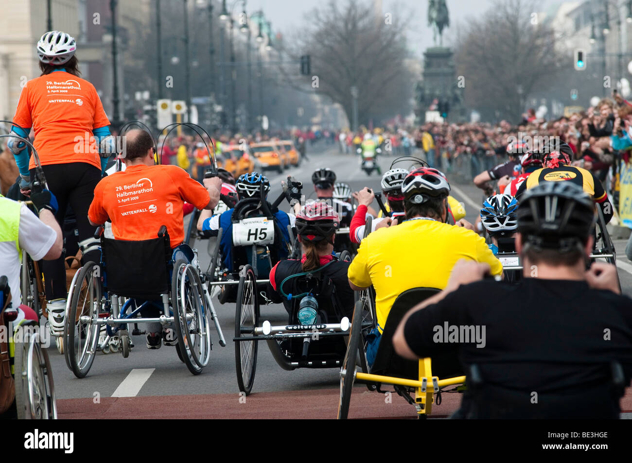 Starting line with hightech wheelchairs, half marathon with over 25