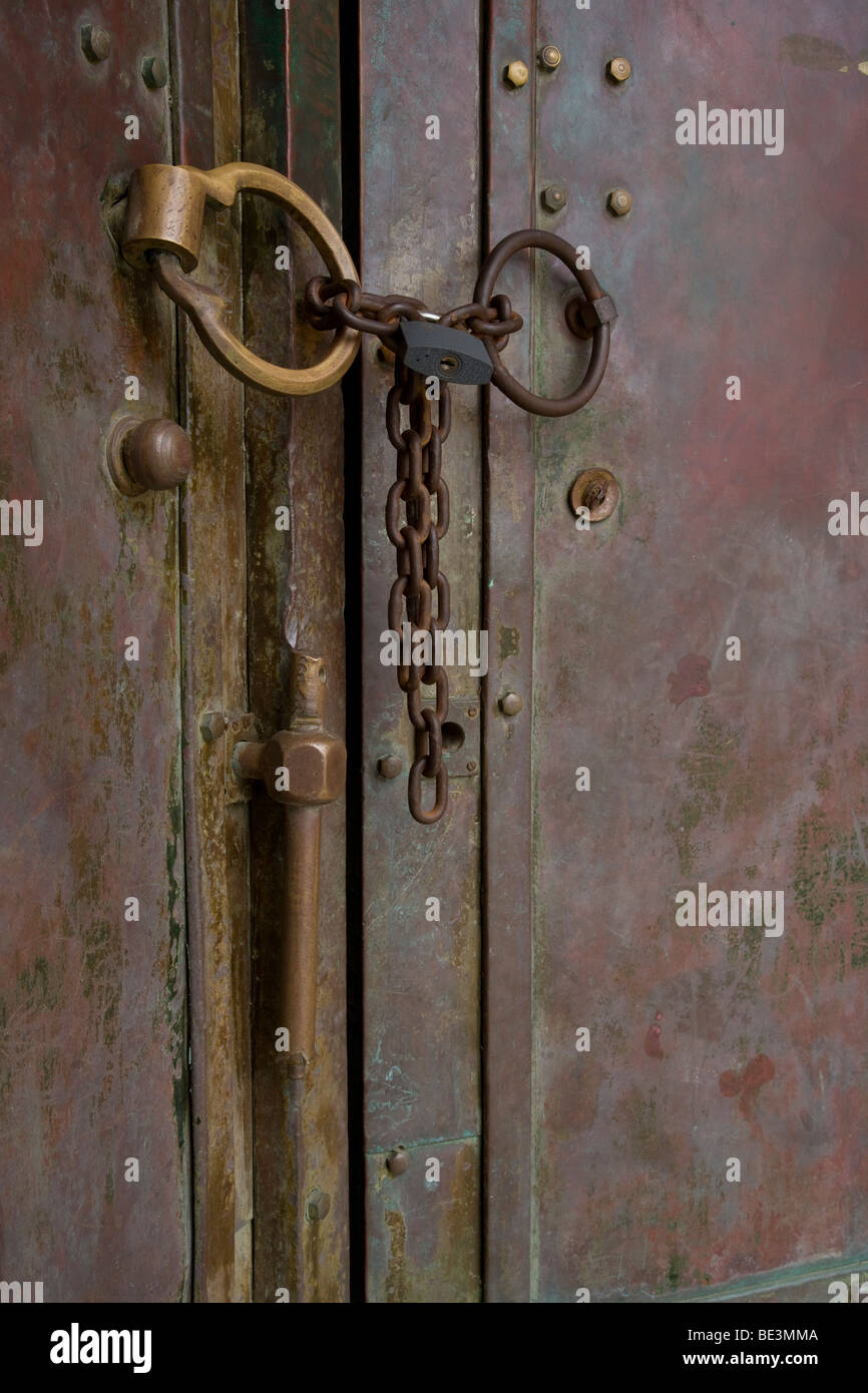 Chain lock hi-res stock photography and images - Alamy