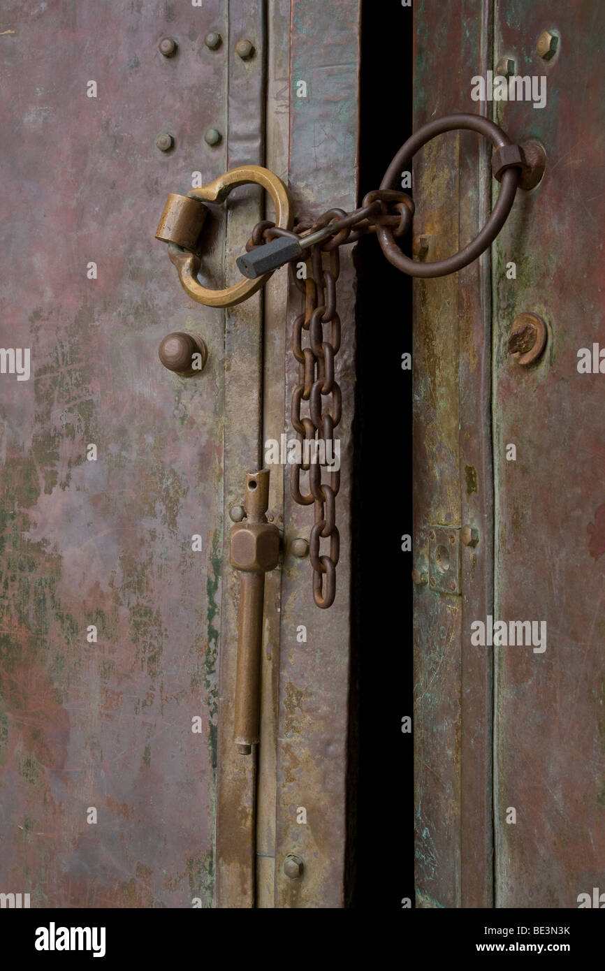 Chain lock hi-res stock photography and images - Alamy