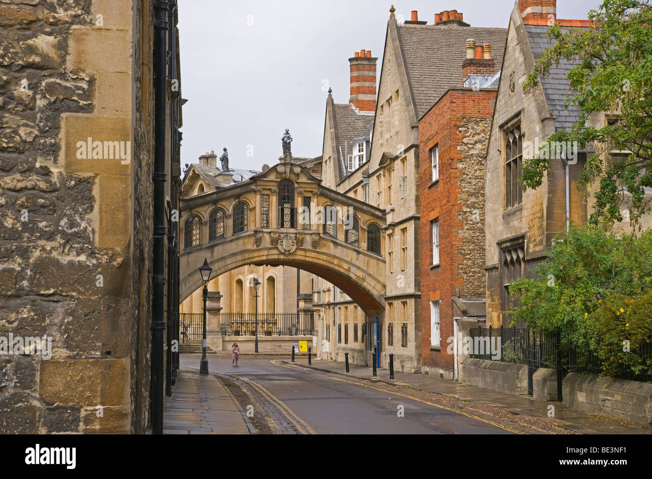 Japanese girl, Bridge of Sighs, New College lane, Oxford University, Cotswolds, England, July, 2009 Stock Photo