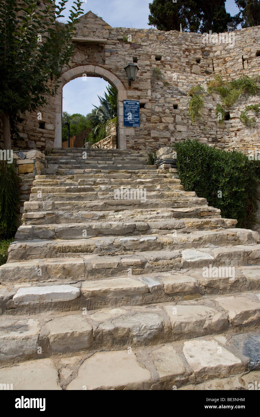 Main gates through outer wall of castle Stock Photo Alamy