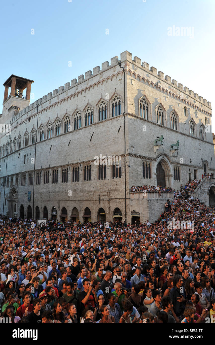 Perugia, Umbria, Piazza IV Novembre and Palazzo dei Priori during the Festival Umbria Jazz in summer, with many young people. Stock Photo