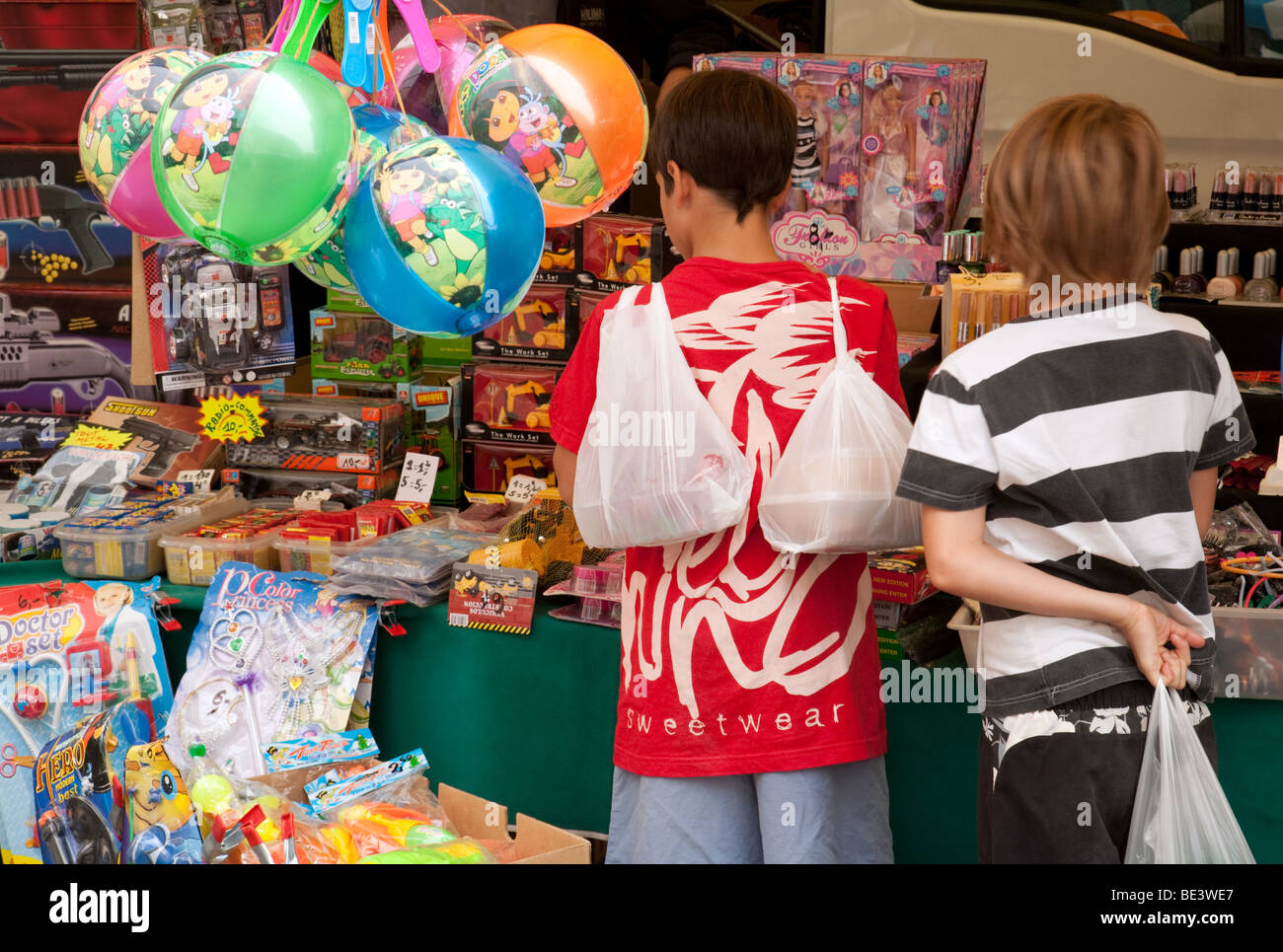 Femme et enfant magasiner dans un supermarché Grande-Bretagne famille  shopper faire des achats avec les enfants Photo Stock - Alamy
