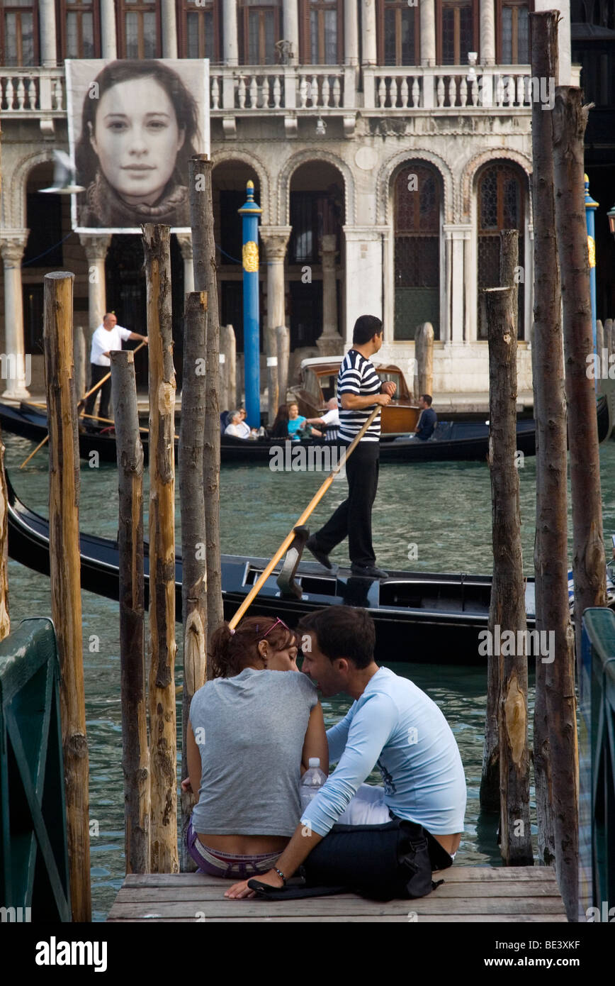 Couple gondola venice kiss hi-res stock photography and images - Alamy