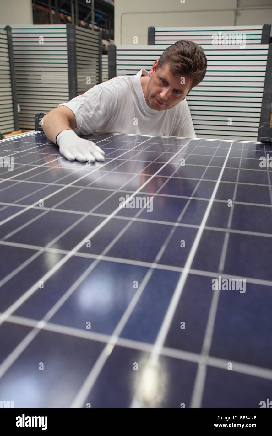 Solon SE: production of solar panels. Worker controlling the quality of a finished panel, BERLIN, GERMANY Stock Photo