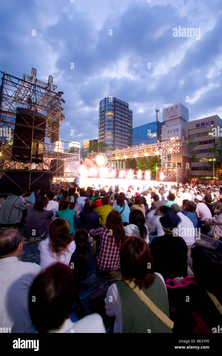 A crowd of people watches the dancers on the main stage at the Yosakoi festival in Odori Park, Sapporo, Hokkaido, Japan Stock Photo