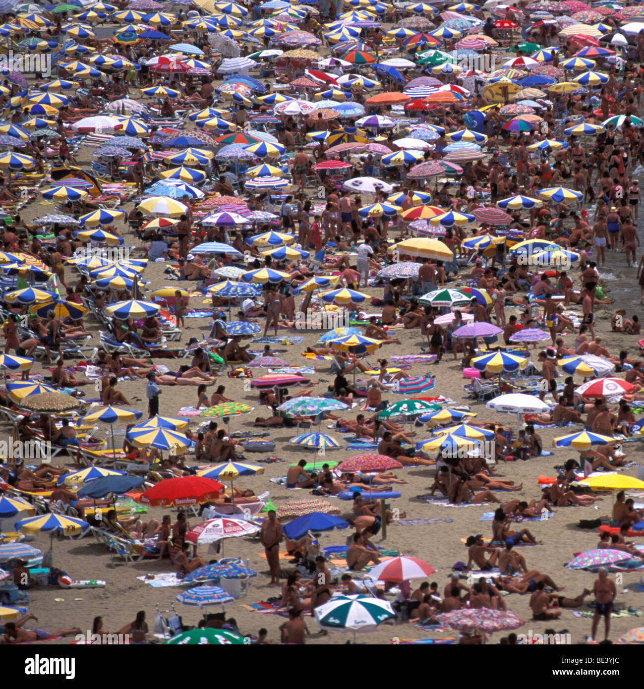 Crowded beach crowds people hi-res stock photography and images - Alamy