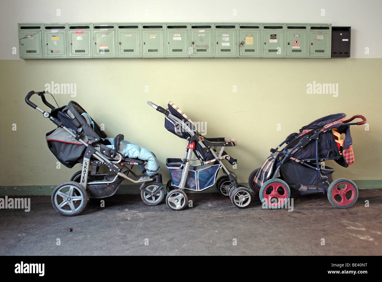 Kinderwagen im Hauseingang eines Mietshauses in Muenchen PERAMBULATOR INFRONT OF LETTERBOXES Stock Photo