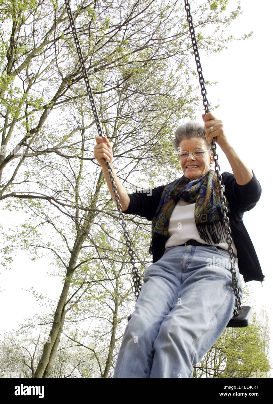 Seniorin auf der Schauke Stock Photo