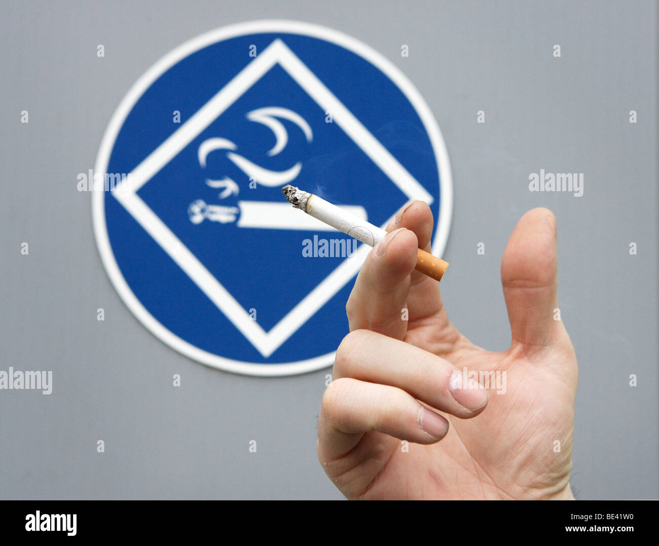 Schild Rauchen erlaubt mit qualmender Zigarette Stock Photo