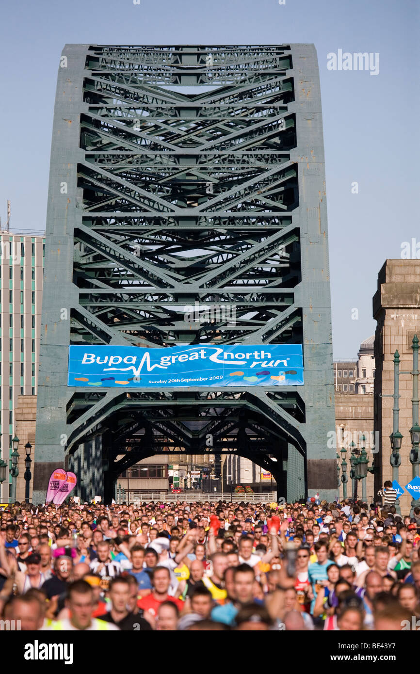 Runners cross the Tyne Bridge, between Newcastle-upon-Tyne and Gateshead, during the 2009 Bupa Great North Run. Stock Photo