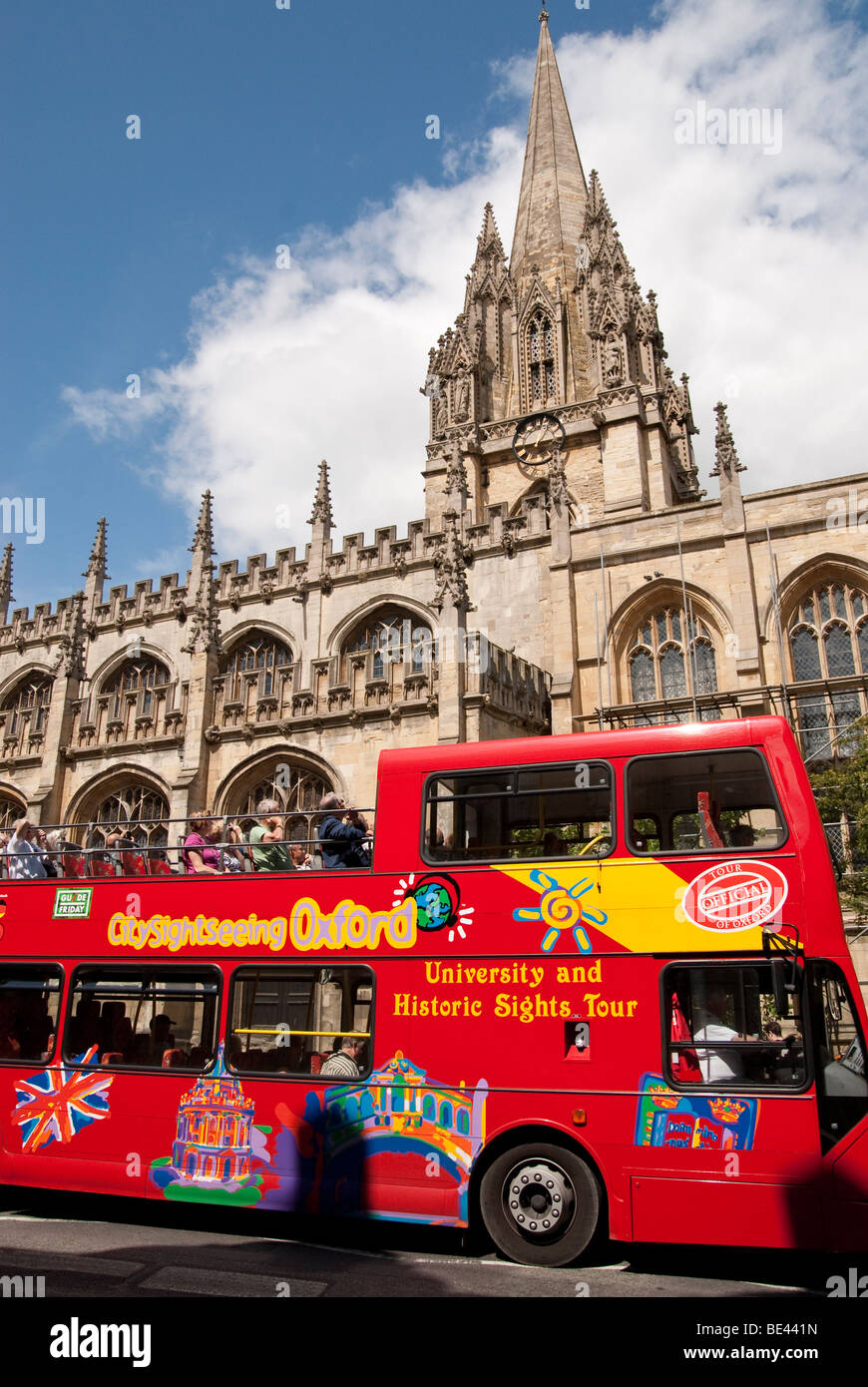 Tour bus passing The University Church of Saint Mary The Virgin on Oxford's High Street Stock Photo