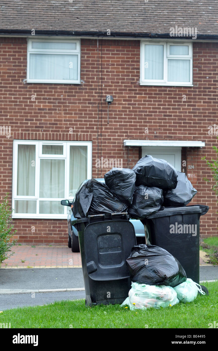 Leeds Bin Strike, Rubbish piles up in bins and on the streets of Leeds due to the strike of council refuse collectors. Stock Photo
