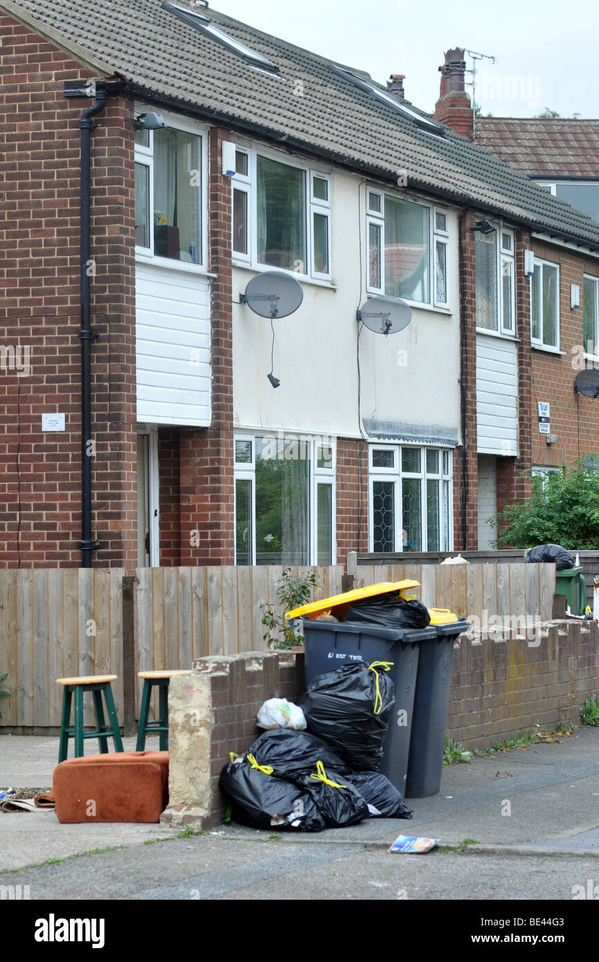 Leeds Bin Strike, Rubbish piles up in bins and on the streets of Leeds