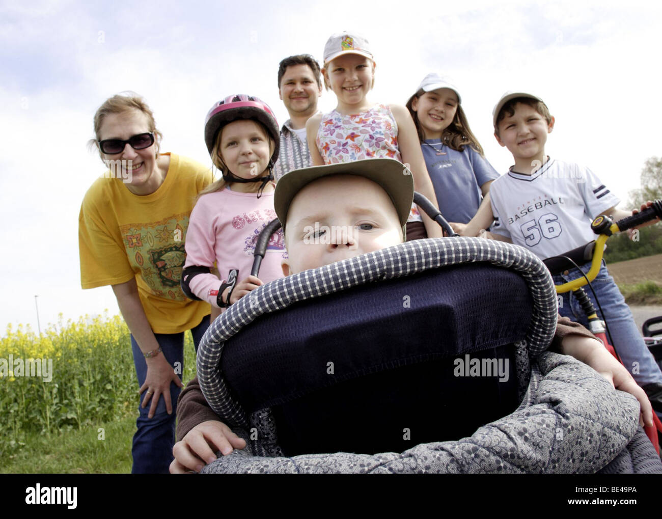 Eine Familie bei einem Spaziergang Stock Photo