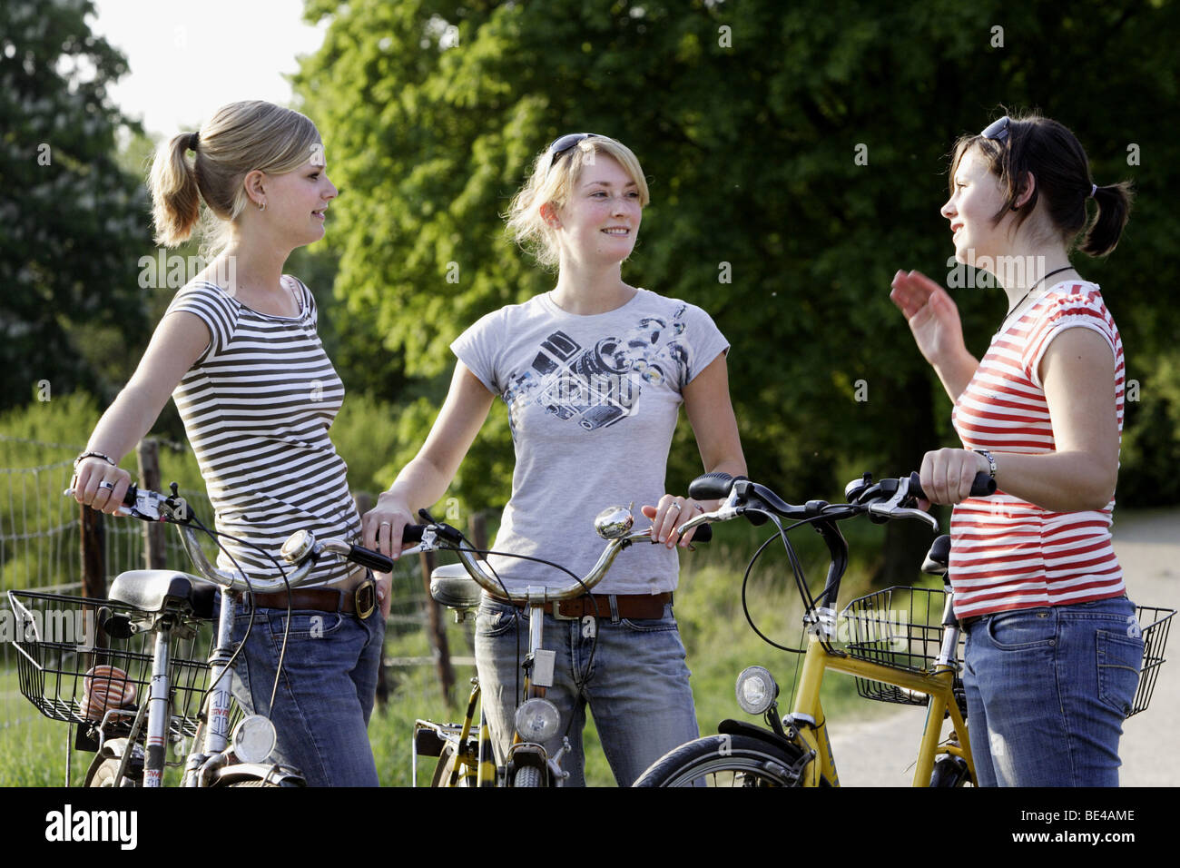 Junge Frauen mit Fahrraedern . Beuel am Vilicher Bach Stock Photo