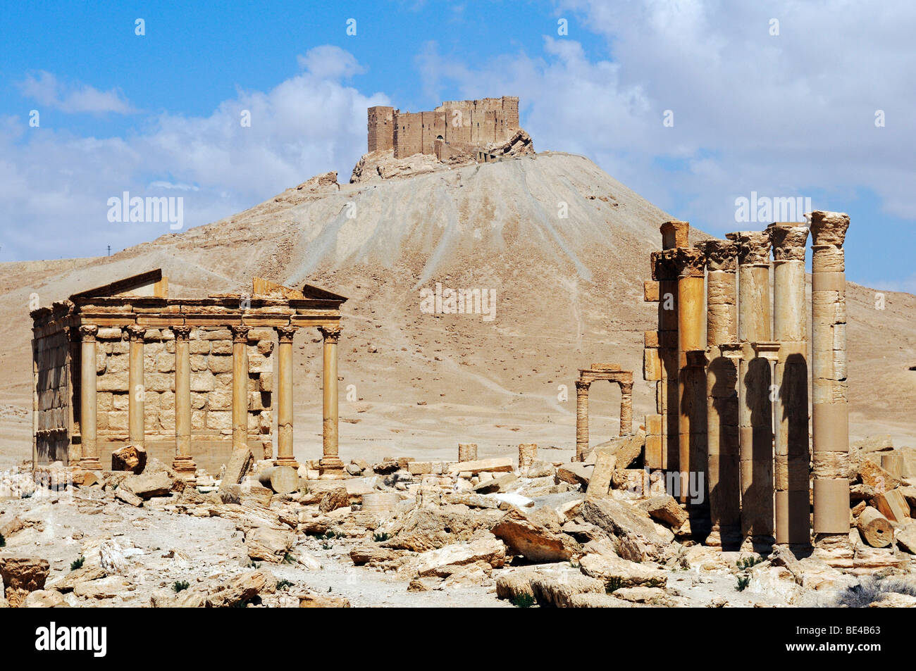 Ruins in the Palmyra archeological site, in the back castle Qala'at Ibn Ma'n, Tadmur, Syria, Asia Stock Photo