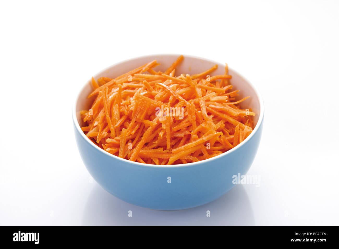 Small porcelain bowl with julienne carrots gestiftelt, crudités Stock Photo