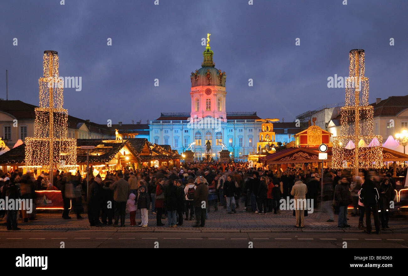 Berlin. Weihnachtsmarkt am Schloss Charlottenburg. Christmas market Stock Photo 25913729 Alamy