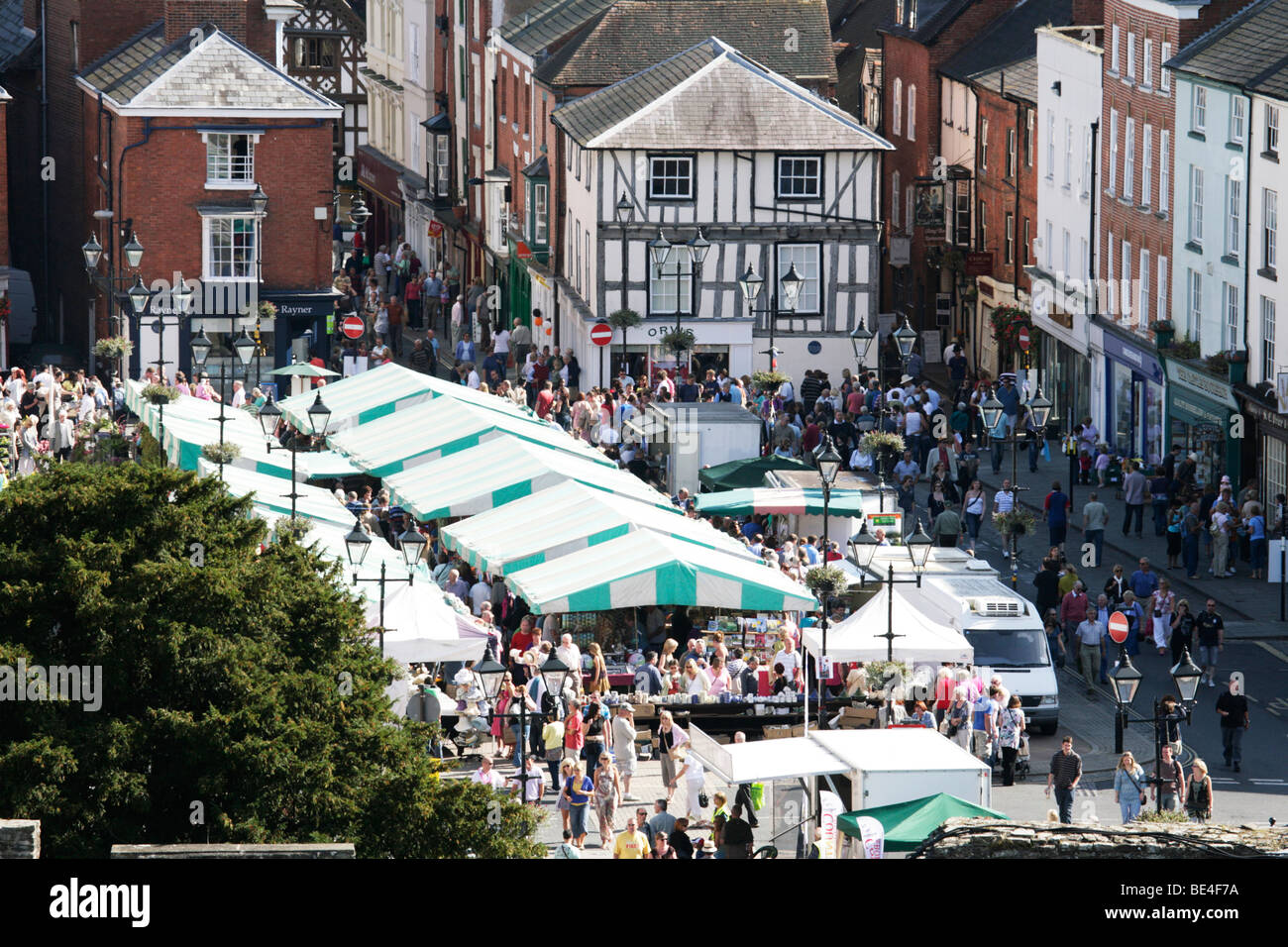 Ludlow Market Square, successful local farmer's market Stock Photo - Alamy