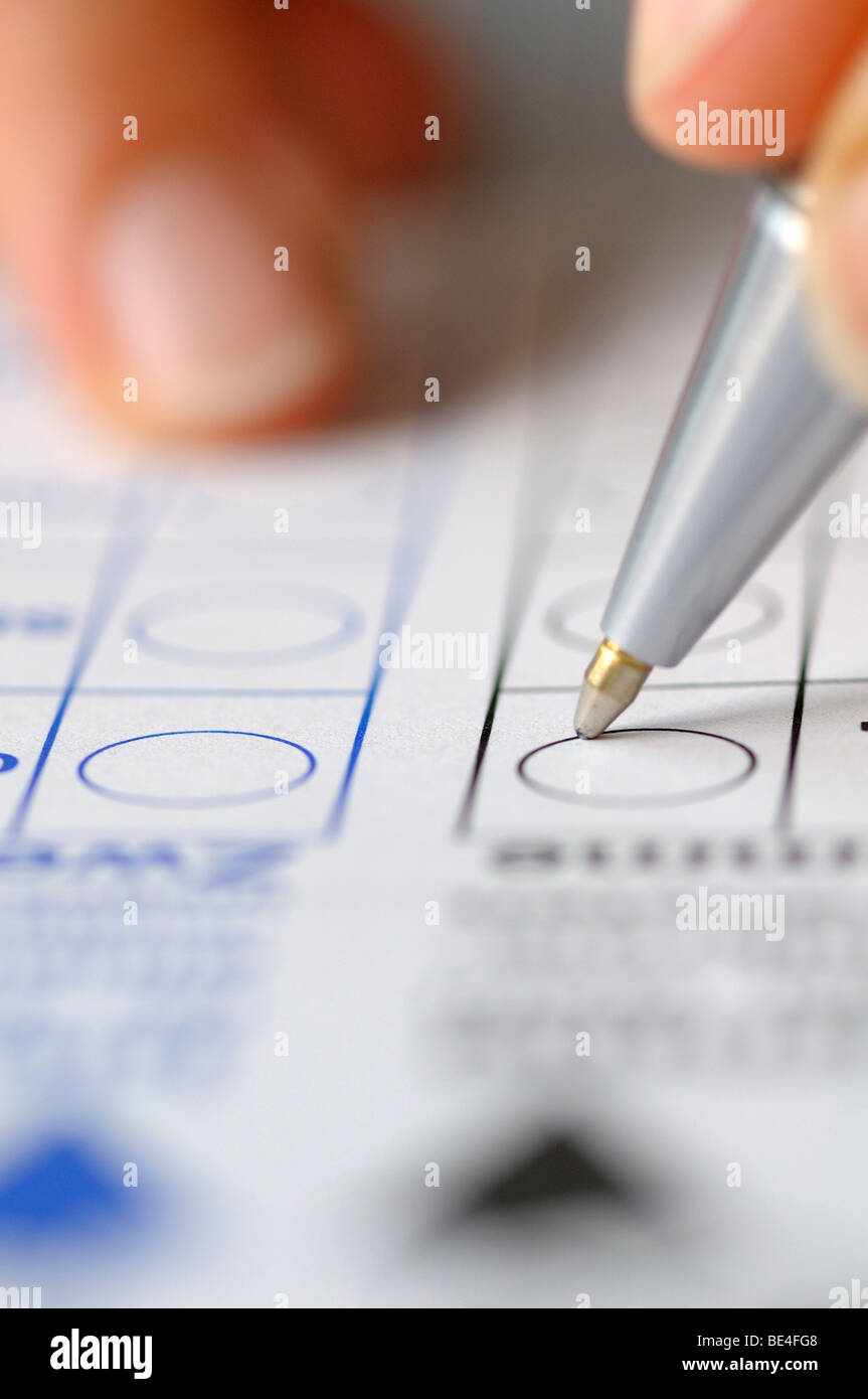 Hand holding a pen, ballot papers, German federal election 2009, absentee ballot Stock Photo