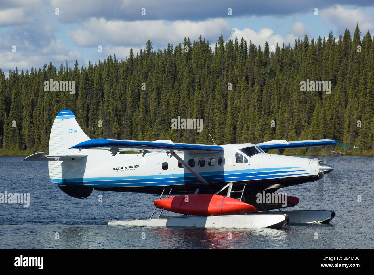 Taxiing de Havilland Canada DHC-3 Otter, Floatplane, Canoe tied to float, bush plane, Caribou Lakes, upper Liard River, Yukon T Stock Photo
