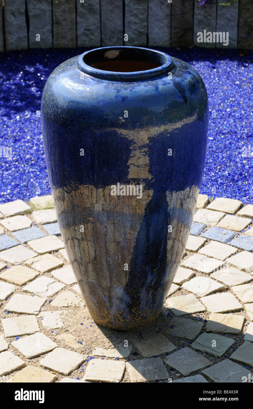 Blaue Bodenvase Arboretum Ellerhoop Deutschland Blue floor vase Arboretum Ellerhoop Germany Stock Photo