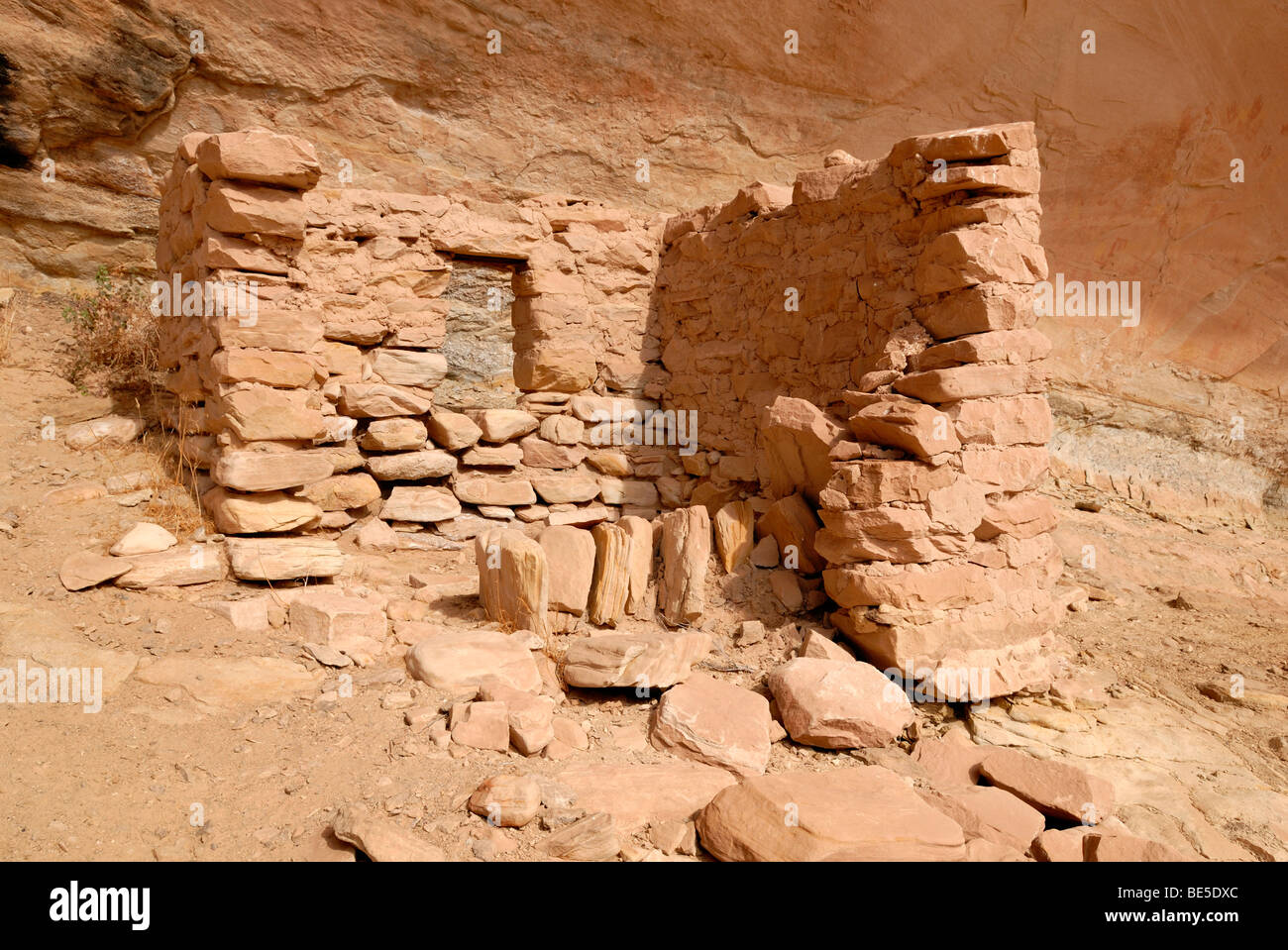 Historic remnants of a dwelling of Anasazi Indians around 1100 AD, Cold Springs Cave near Bluff, Utah, USA Stock Photo